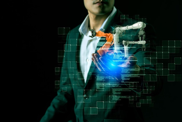 Un uomo con in mano un robot davanti a uno schermo che dice "robot"
