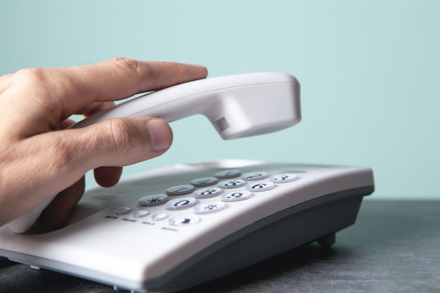 un uomo con in mano un telefono di casa