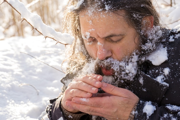 Un uomo con la barba nella neve