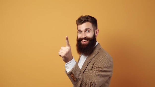 Un uomo con la barba punta il dito sopra uno sfondo giallo