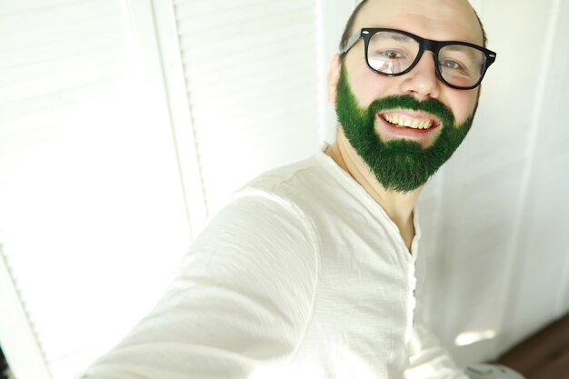 Un uomo con la barba verde StPatrick's Day Irish fan color barba