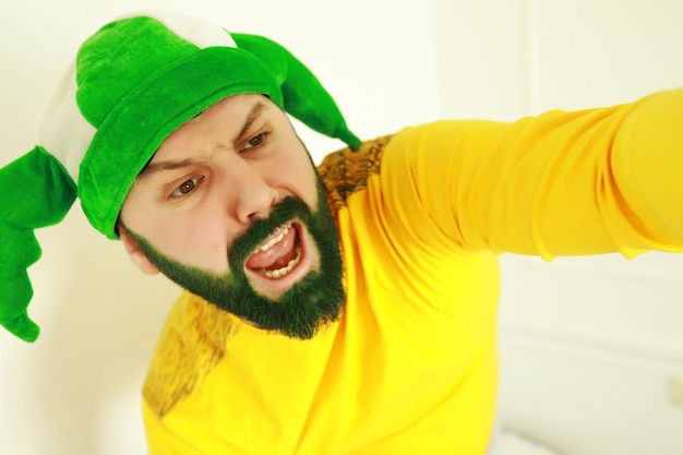 Un uomo con la barba verde StPatrick's Day Irish fan color barba