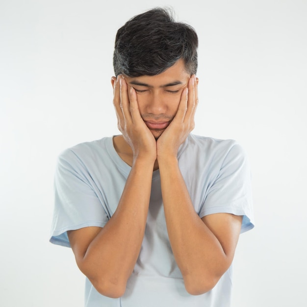 Un uomo con le mani sul viso e la parola dormire sul viso