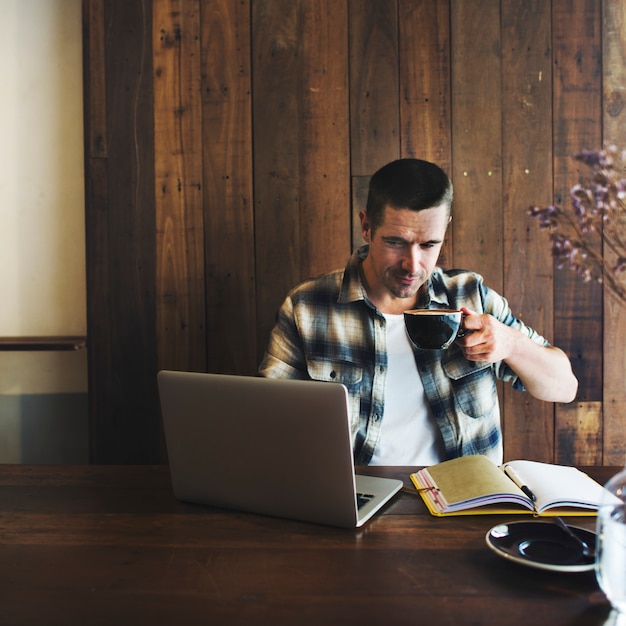 Un uomo con un caffè