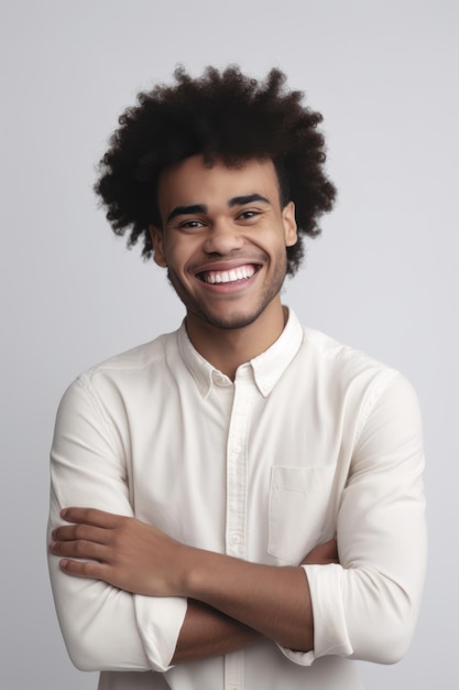 Un uomo con un sorriso afro alla telecamera