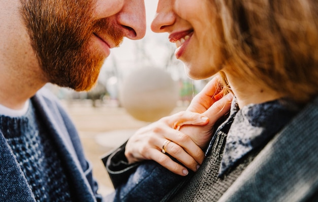 Un uomo con una barba rossa abbraccia una ragazza