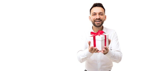 Un uomo con una camicia bianca presenta una scatola con un regalo tirandola in avanti