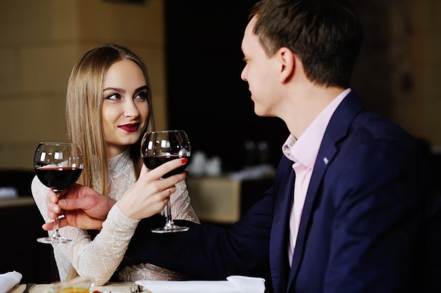 Un uomo con una donna cenando in un ristorante.