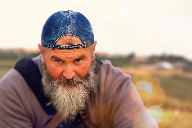 Un uomo con una lunga barba grigia