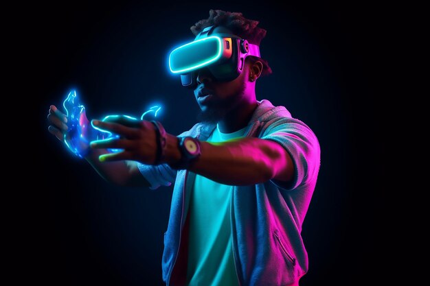 Un uomo con una maschera al neon tiene in mano un visore per la realtà virtuale