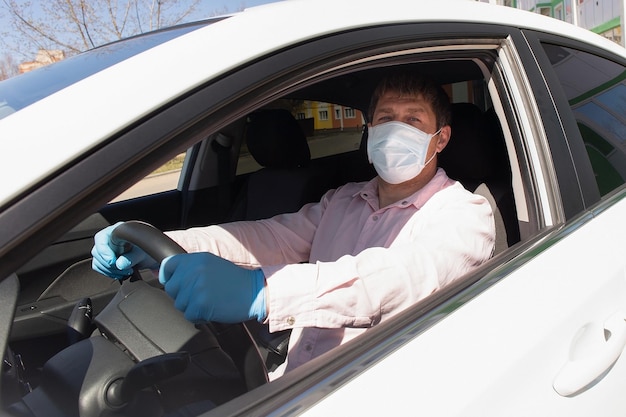 Un uomo con una maschera protettiva in macchina Sicurezza Occupazione e lavoro