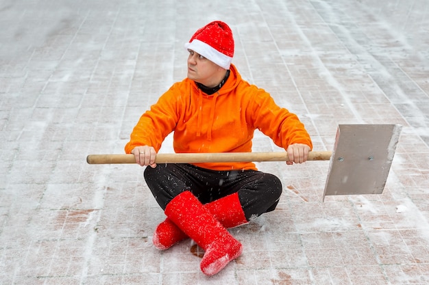 Un uomo con una pala per pulire la neve Pronto a combattere la neve Pulito il territorio
