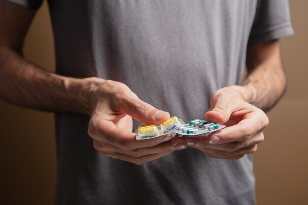 Un uomo con una pillola in mano