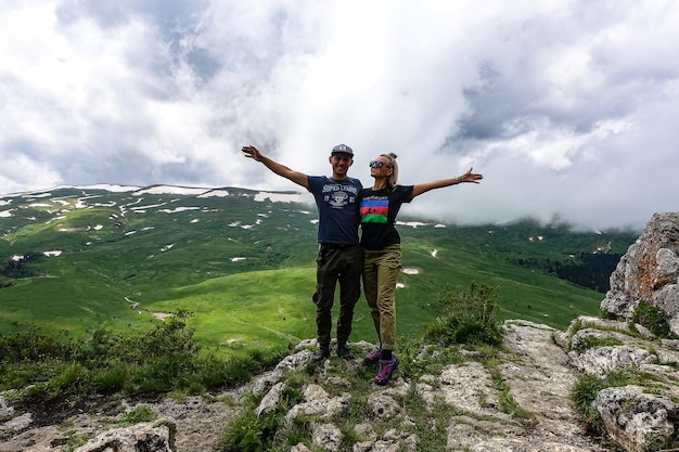 Un uomo con una ragazza sullo sfondo dei prati alpini dell'altopiano LagoNaki in Adygea Russia 2021