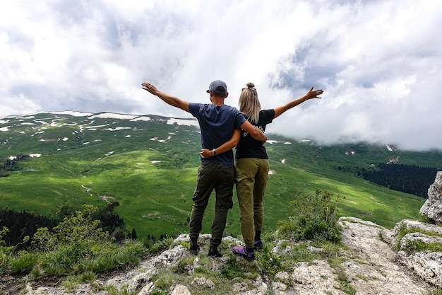 Un uomo con una ragazza sullo sfondo dell'altopiano LagoNaki in Adygea Russia