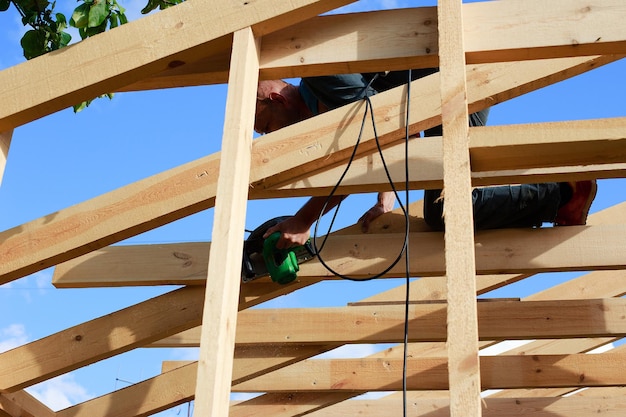 Un uomo costruisce una casa nel villaggio