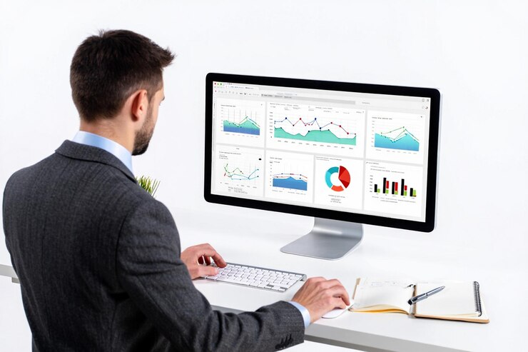 Un uomo d'affari che analizza i dati su un monitor computerizzato