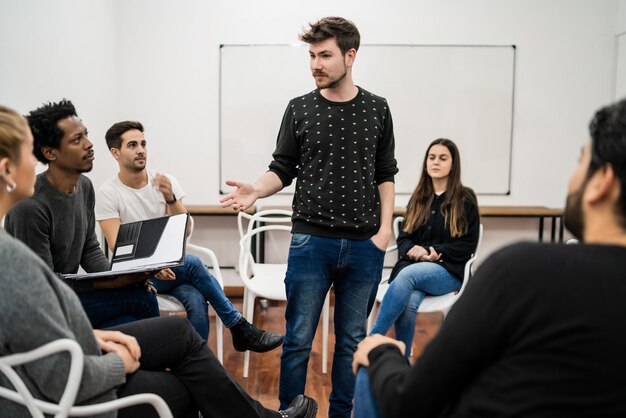 Un uomo d'affari che discute con un collega in ufficio