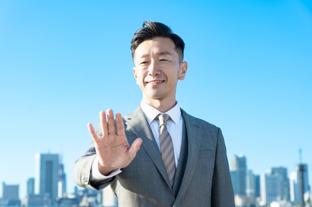 Un uomo d'affari che gli tiene la mano in una bella giornata