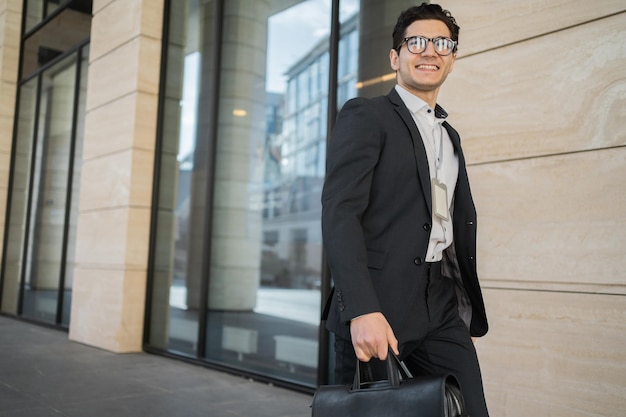 Un uomo d'affari con gli occhiali va a lavorare in uno spazio di coworking all'avvio di un nuovo progetto