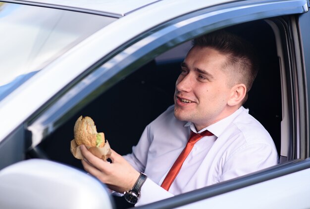 Un uomo d'affari di successo che pranza in macchina