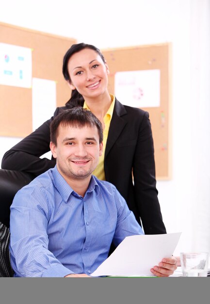 Un uomo d'affari e una donna d'affari lavorano in ufficio.