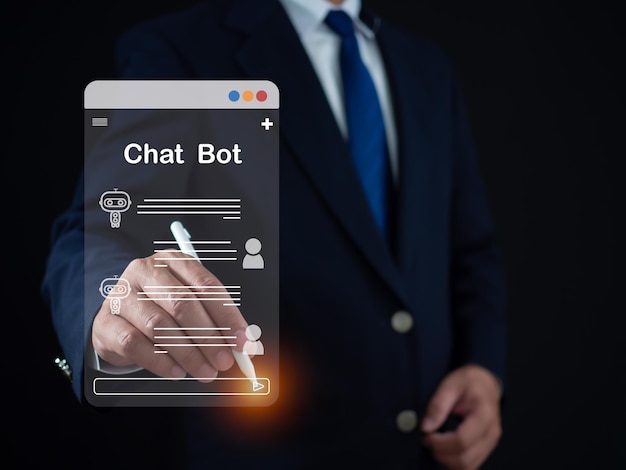 Un uomo d'affari sta usando una penna per scrivere una domanda a cui vuole che un'intelligenza artificiale risponda al concetto del sistema Chatbot Concetto di intelligenza artificiale