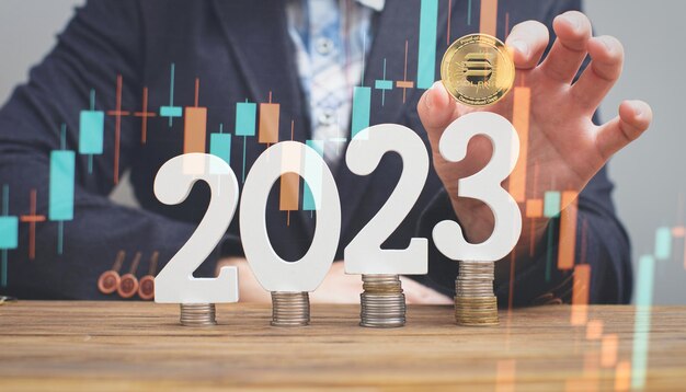 Un uomo d'affari vuole investire in ethereum nel 2023 per aumentare i guadagni in criptovaluta