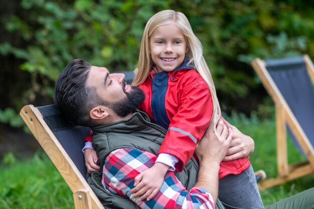 Un uomo dai capelli scuri e sua figlia trascorrono del tempo in una fattoria