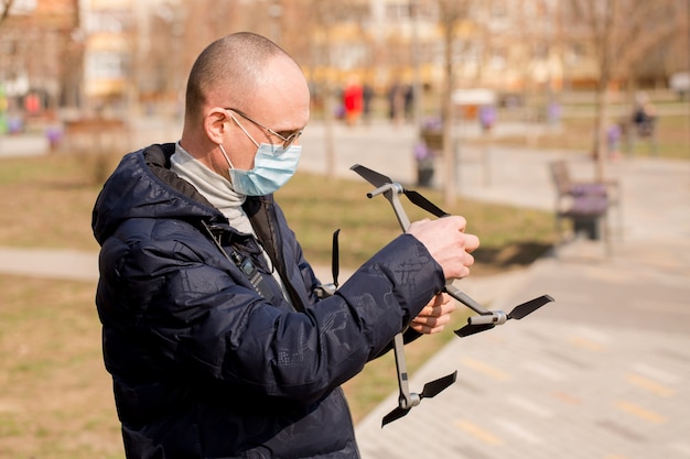 Un uomo detiene un quadrocopter