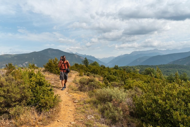 Un uomo durante un trekking tra i villaggi di Las Latas a Larrede vicino a Sabinanigo Pirenei aragonesi