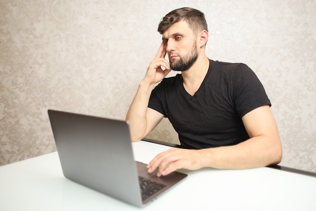 un uomo è seduto a un laptop