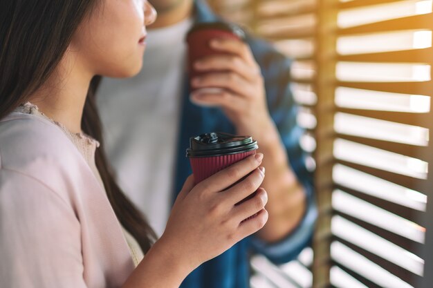 Un uomo e una donna che bevono caffè insieme