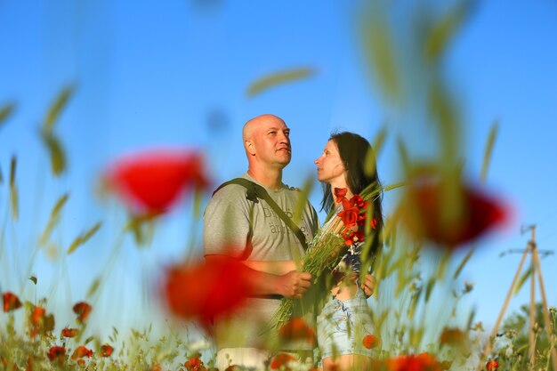 Un uomo e una donna in un campo di papaveri