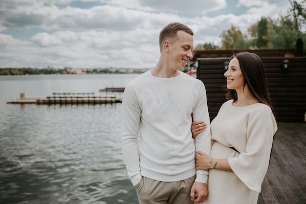 Un uomo e una donna incinta vicino al lago