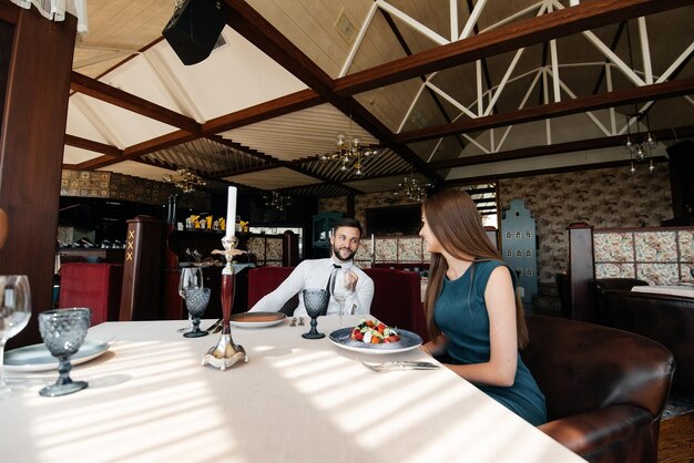 Un uomo e una donna innamorati trascorrono un appuntamento romantico in un ristorante gourmet Romance e un incontro di innamorati in un ristorante