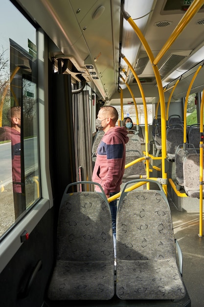 Un uomo e una donna salgono sull'autobus con una maschera