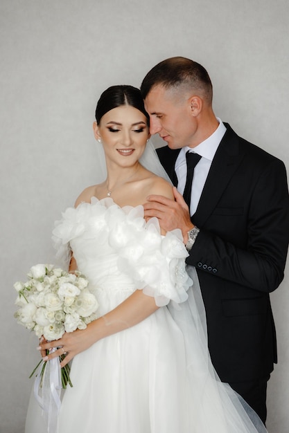 un uomo e una donna stanno posando per una foto