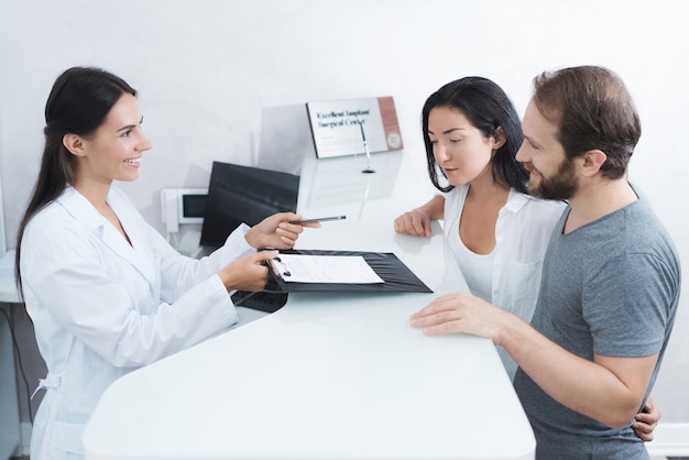 Un uomo e una donna vennero a vedere un dentista.