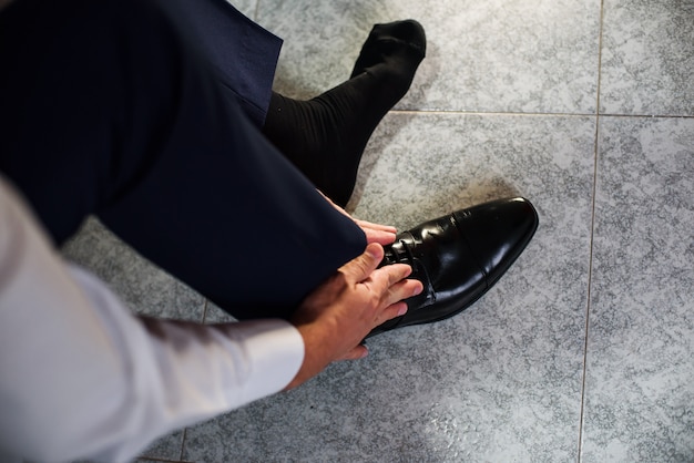 Un uomo elegante indossa scarpe nere, in pelle e formali.
