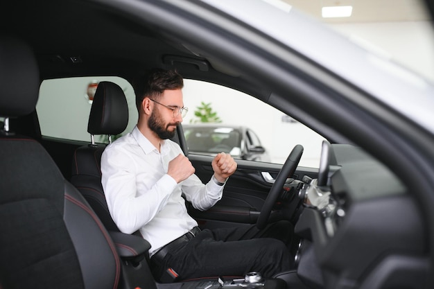 Un uomo esamina un'auto in una concessionaria