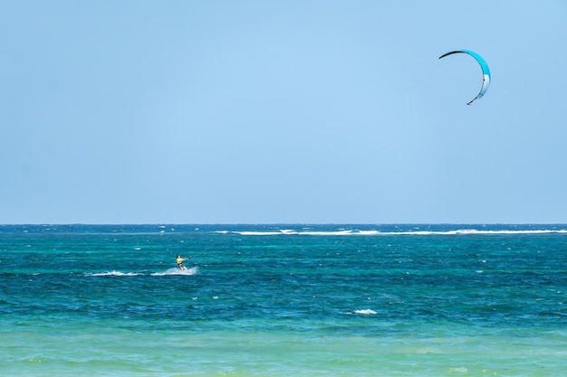 Un uomo fa kitesurf nei Caraibi.