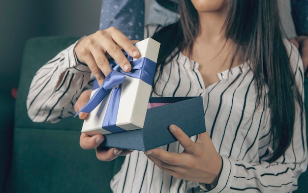 Un uomo fa un regalo a una donna