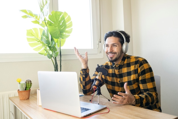 Un uomo felice seduto in un ufficio fa video con un computer