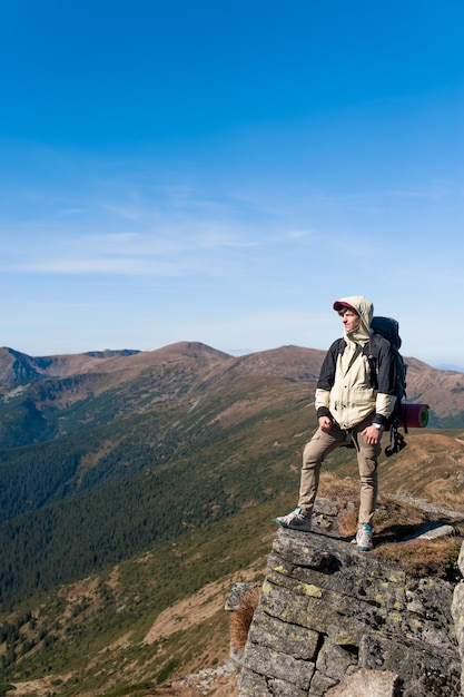 Un uomo felice tra natura