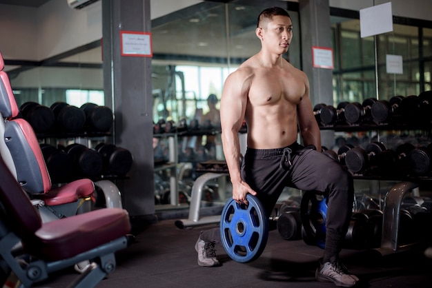 Un uomo fitness allenarsi in palestra