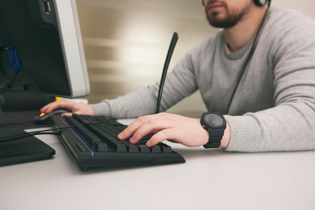 Un uomo gioca al computer in ufficio nel momento in cui deve lavorare