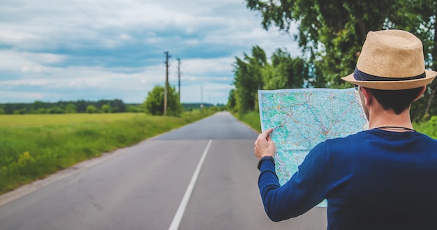 Un uomo guarda una mappa sulla strada