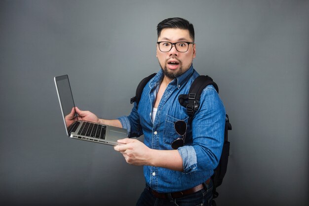 Un uomo guardò il computer sorpreso.