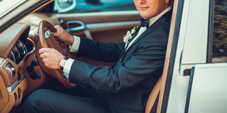 Un uomo guida un'auto costosa Interni in pelle beige